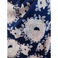 Bluzka kimono z luźnym dekoltem - duże pudrowe kwiaty